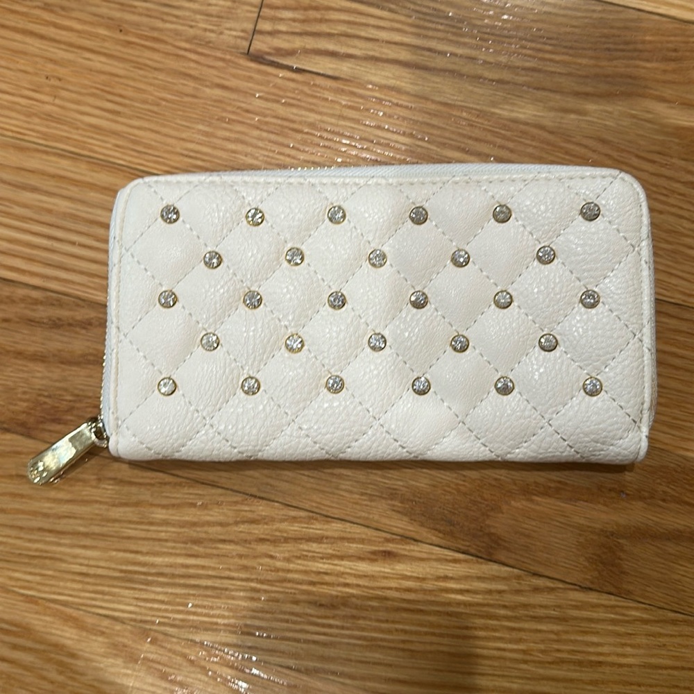 NWOT white Charming Charlie’s wallet